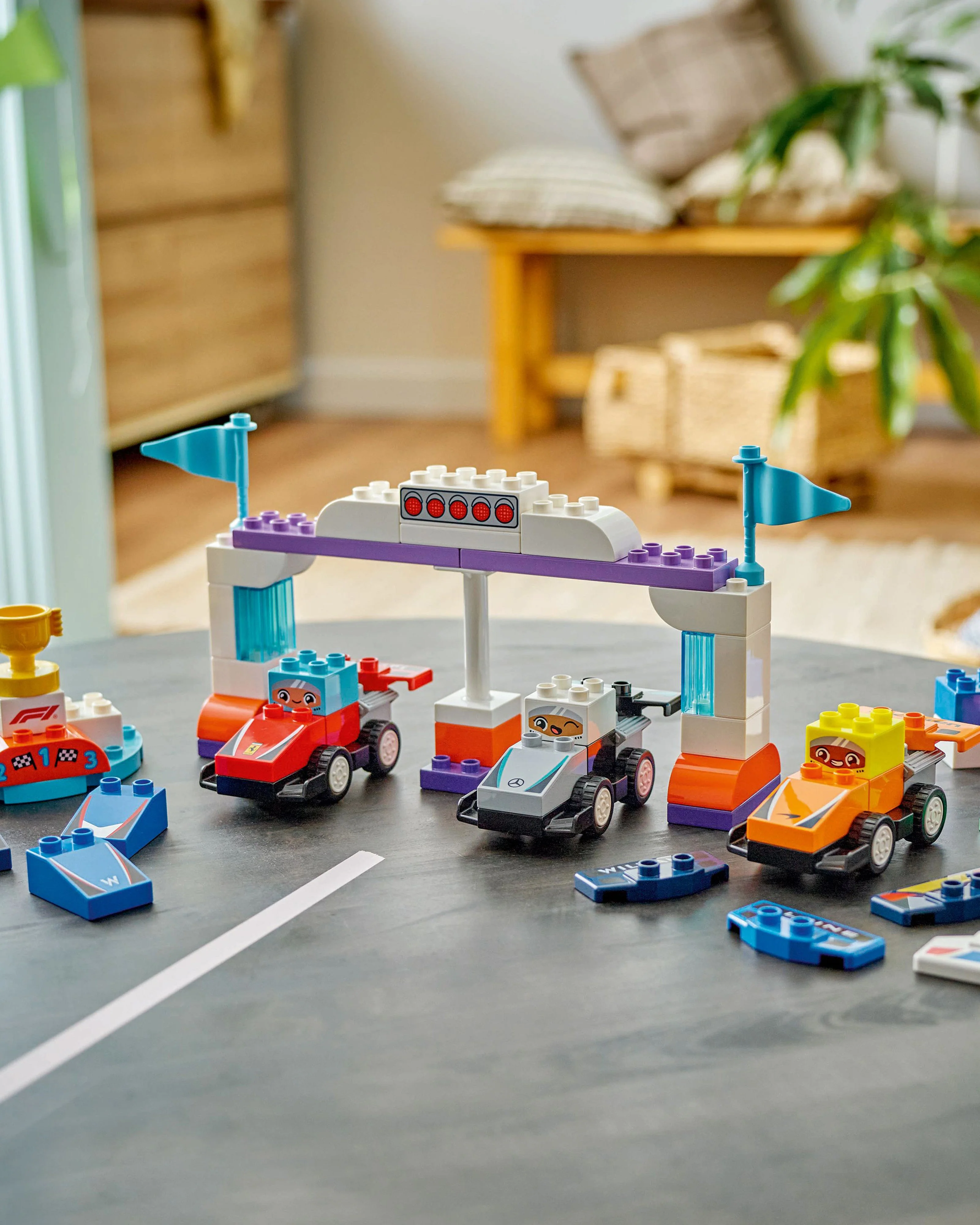 LEGO® DUPLO Town F1 Team Race Cars & Drivers - Image 8